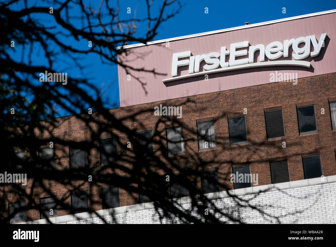 Un logo affiche à l'extérieur du siège de FirstEnergy à Akron, Ohio, le 10 août 2019. Banque D'Images