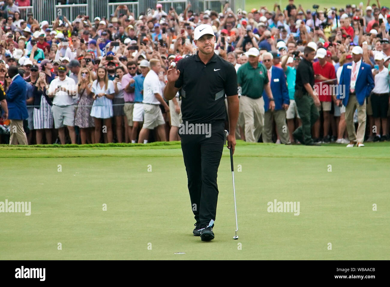 Atlanta, Georgia, USA. Août 24, 2019. Brooks Koepka salue la foule après avoir mis le 18ème green au cours de la ronde finale de la Tour Championship 2019 à East Lake Golf Club. Credit : Debby Wong/ZUMA/Alamy Fil Live News Banque D'Images