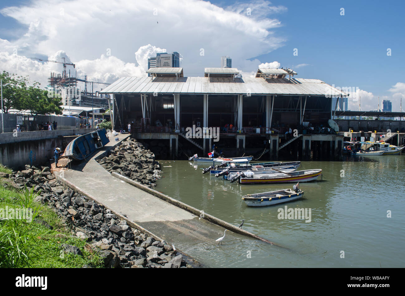 Scène de la vie quotidienne dans la fonction pier à côté du marché de fruits de mer dans la ville de Panama. Banque D'Images