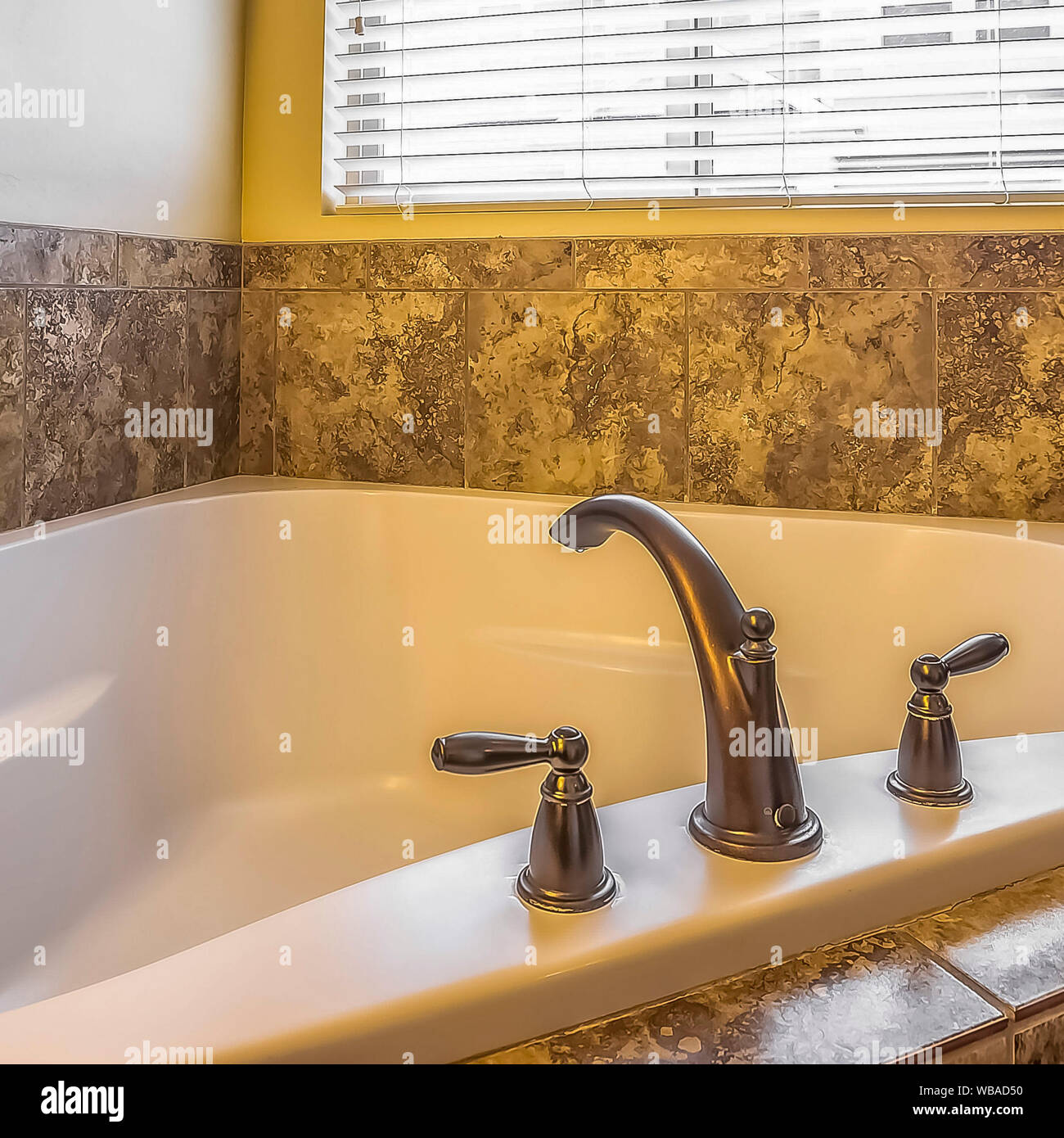 Cadre carré de près de l'construit en blanc propre douche de salle de bains avec sol en marbre wall Banque D'Images