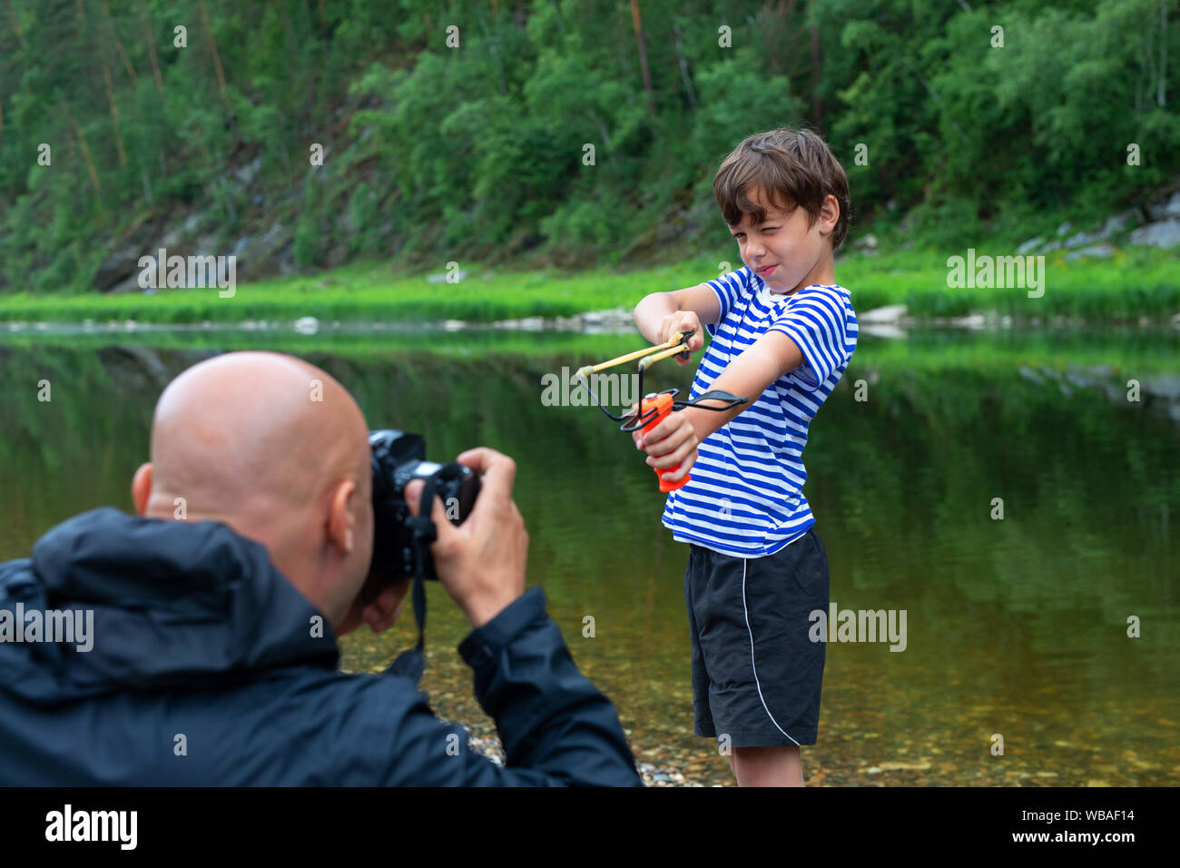 Portrait d'un garçon de 6 ans qui pose pour l'appareil photo Photo Stock -  Alamy