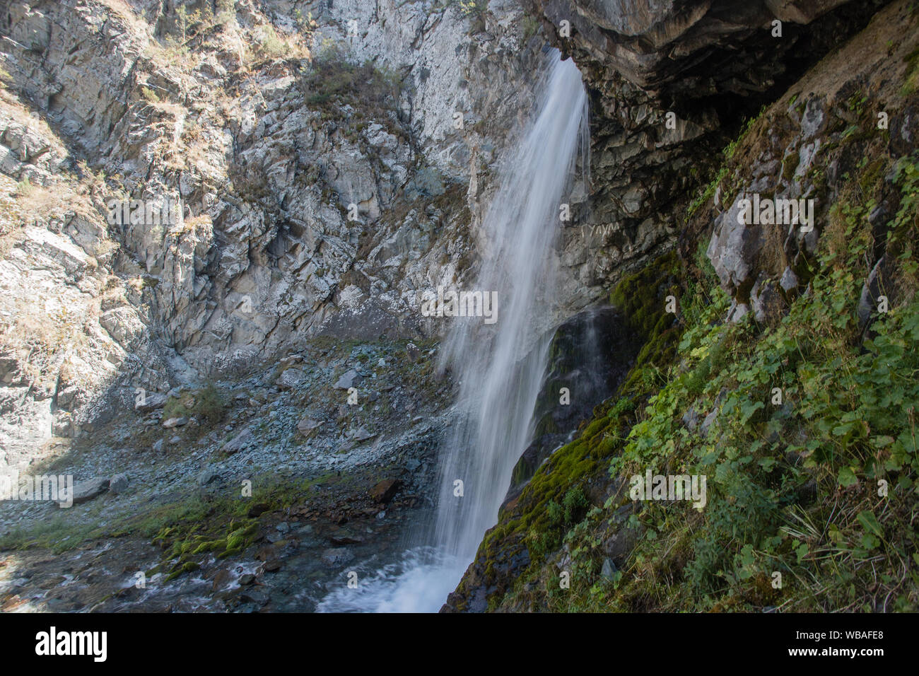 Randonnée jusqu'à une chute d'eau populaire dans la vallée d'Alameddin, dans l'oblast de Chuy au Kirghizistan. Banque D'Images