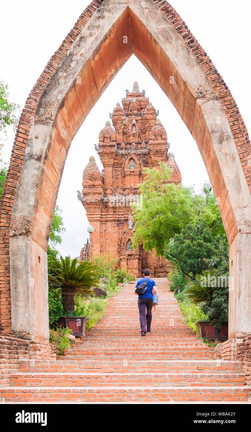 L'homme et la petite fille se tenir sur l'entrée de Poklongarai tour Champa. Situé à Phan Rang, au sud de Nha Trang Banque D'Images