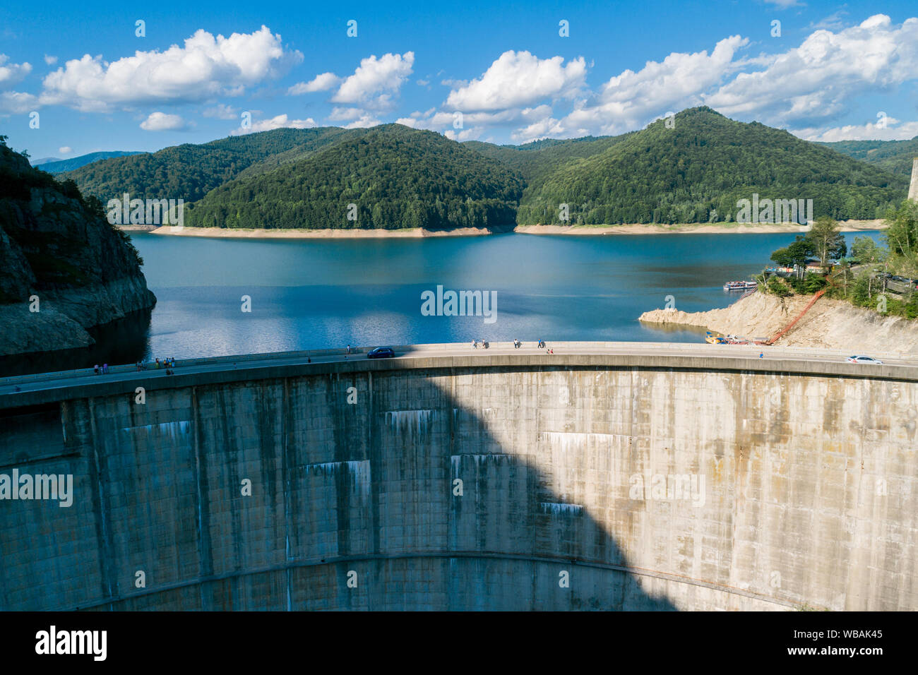 Vue de dessus de l'antenne sur un barrage de Vidraru et montagnes de Fagaras avec un réservoir lake, construit sur la rivière Arges et situé sur un Transfagarashian road, romani Banque D'Images