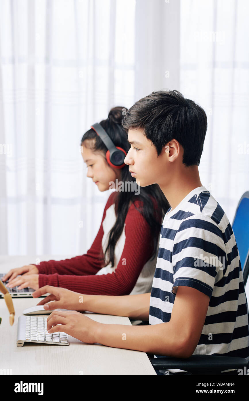 Intellegent grave programmation adolescents sur les ordinateurs en classe Banque D'Images