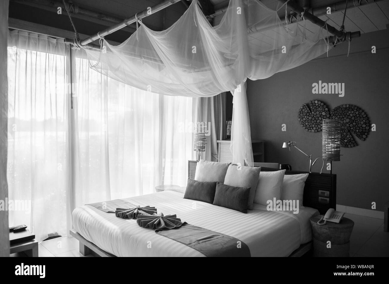 21 mai 2014, Krabi, Thaïlande - Asian Thai tropical Luxury Resort chambre avec lit en bois et rideau blanc. Haut plafond chambre d'hôtel de l'intérieur. Black et w Banque D'Images