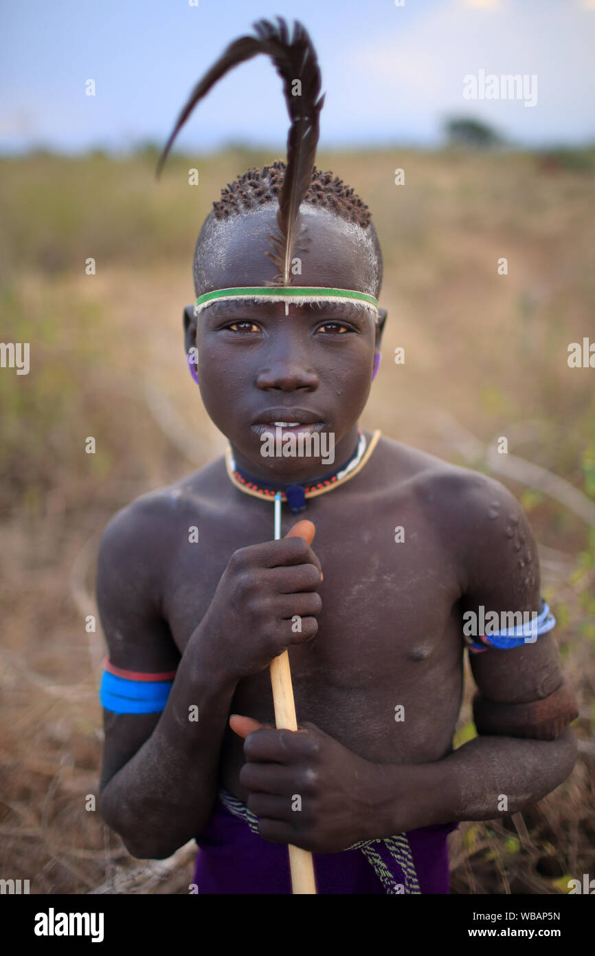 Tribal Mursi garçon dans le Parc National de Mago, vallée de l'Omo, Ethiopie Banque D'Images