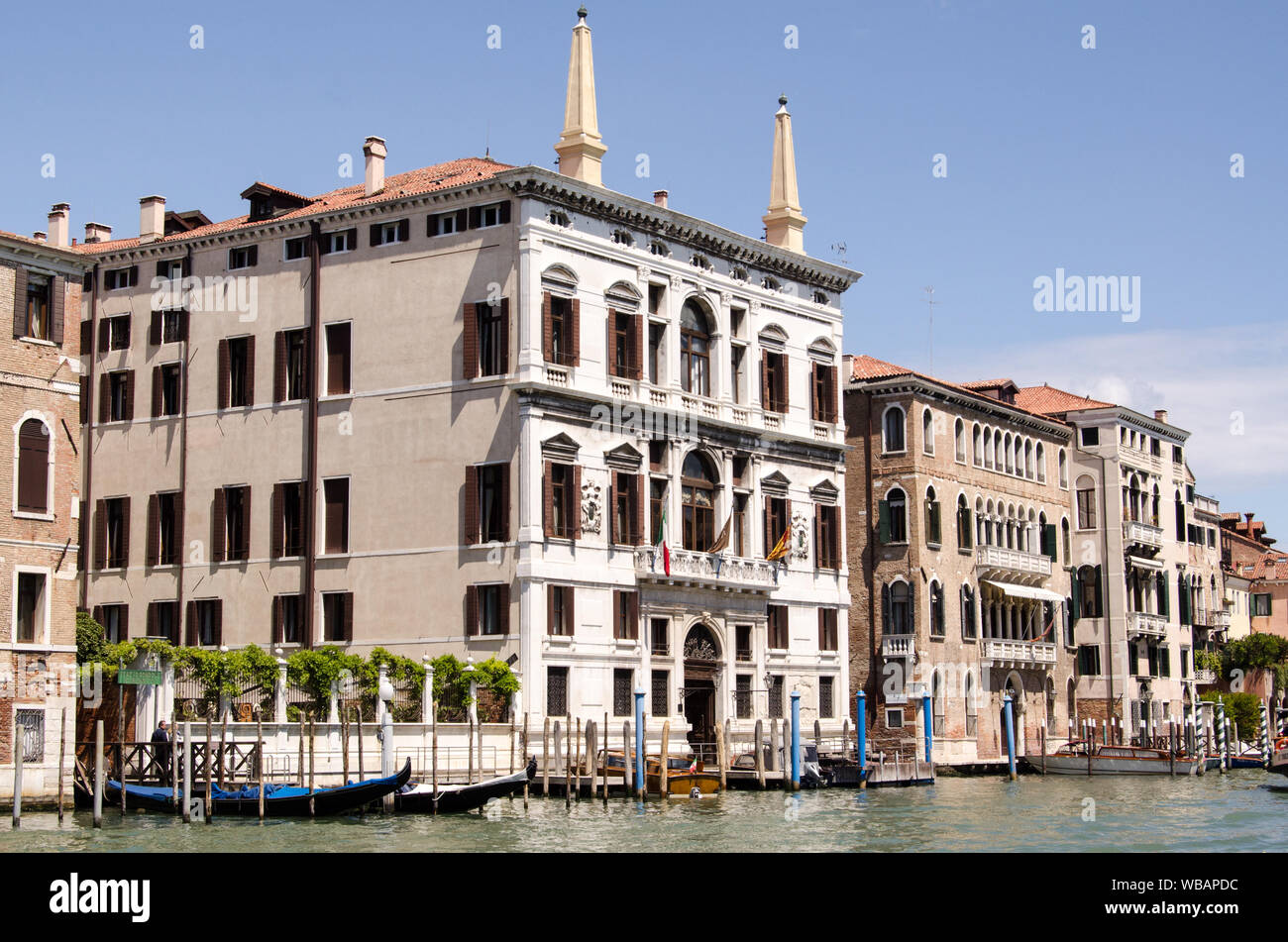 Venise, Italie - 16 mai 2019 : vue sur le Grand Canal en direction de l'impressionnant Palazzo Papadopoli Tiepolo Cocana sur une journée de printemps ensoleillée à Venise Banque D'Images