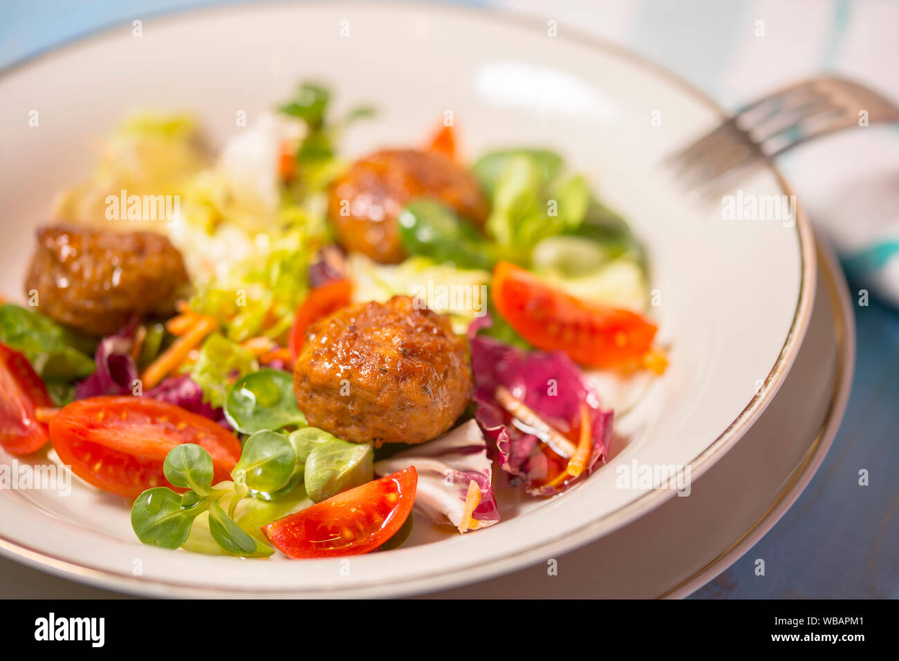 Salade de légumes frais colorés avec des boulettes de viande. Photo en gros plan Banque D'Images