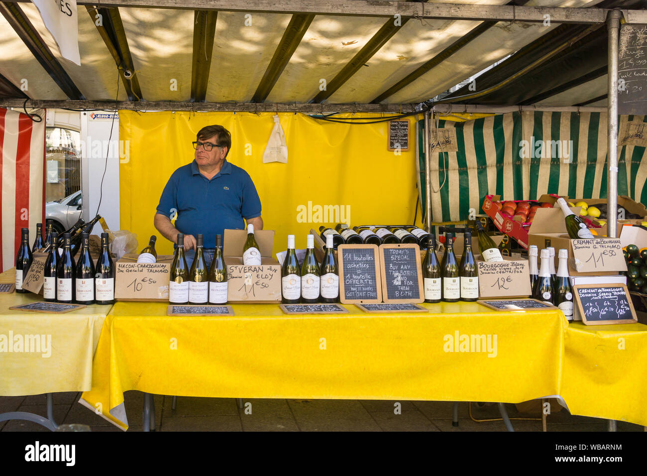 Le marché du vin de Paris - Homme seeling des bouteilles de vin à Paris un marché de producteurs. La France, l'Europe. Banque D'Images