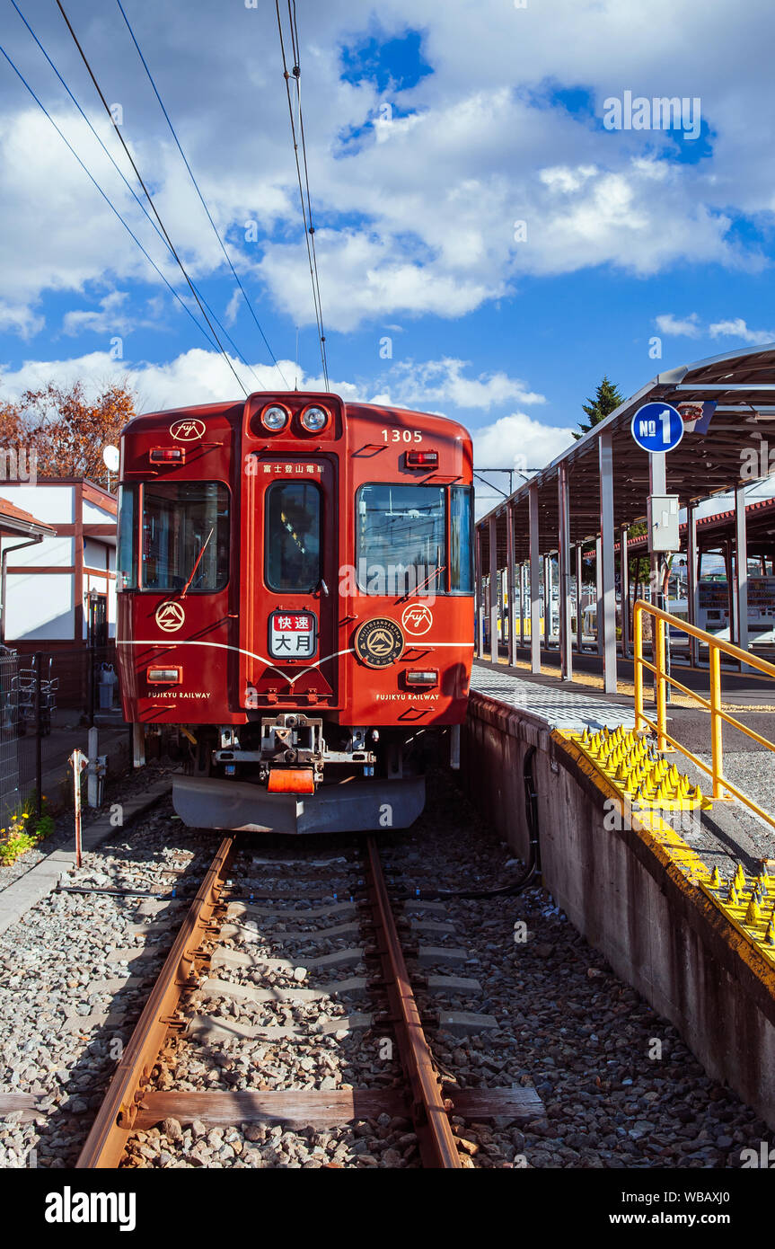 30 NOV 2018 Otsuki, Japon - Fuji rouge train touristique à Tozandensha station Kawaguchiko plate-forme. La plupart des fameux train touristique sur le Mont Fuji voir l'itinéraire. Banque D'Images
