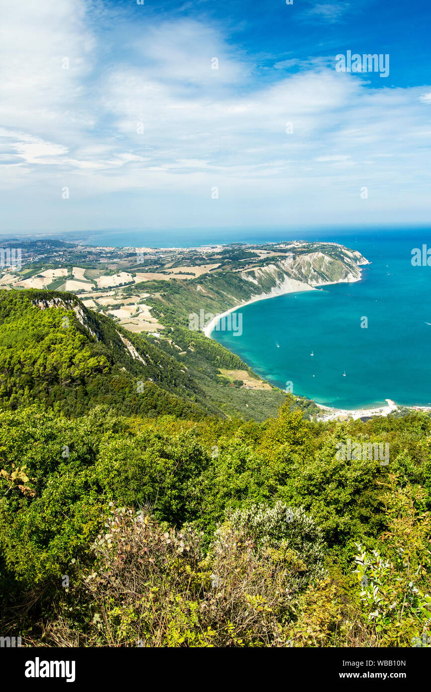 Falaises du mont Conero promontoire dans la mer Adriatique. Ancône, Région des Marches, Italie Banque D'Images