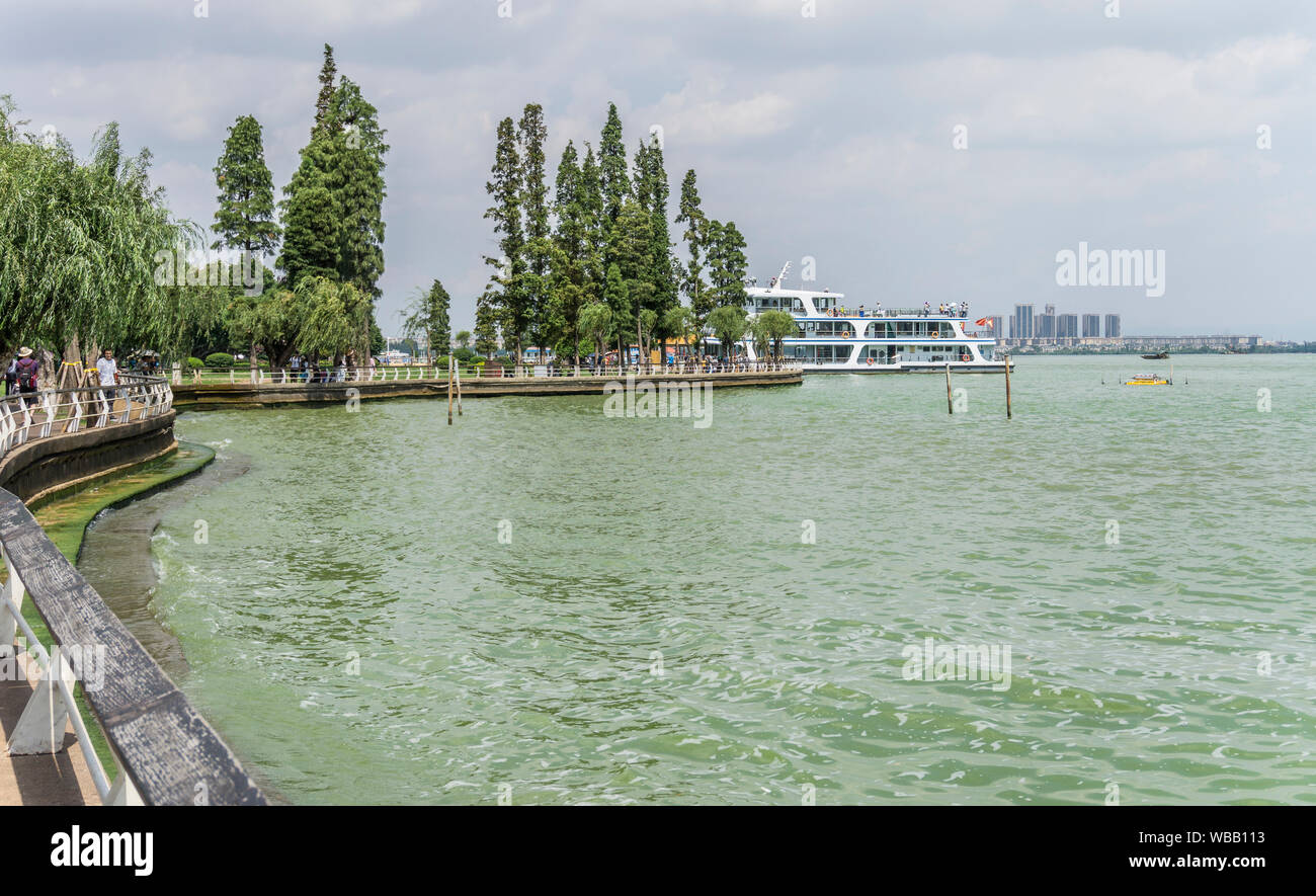 Vue sur le lac Dianchi, Kunming, province du Yunnan, Chine. Prise le 2 août 2019. Banque D'Images