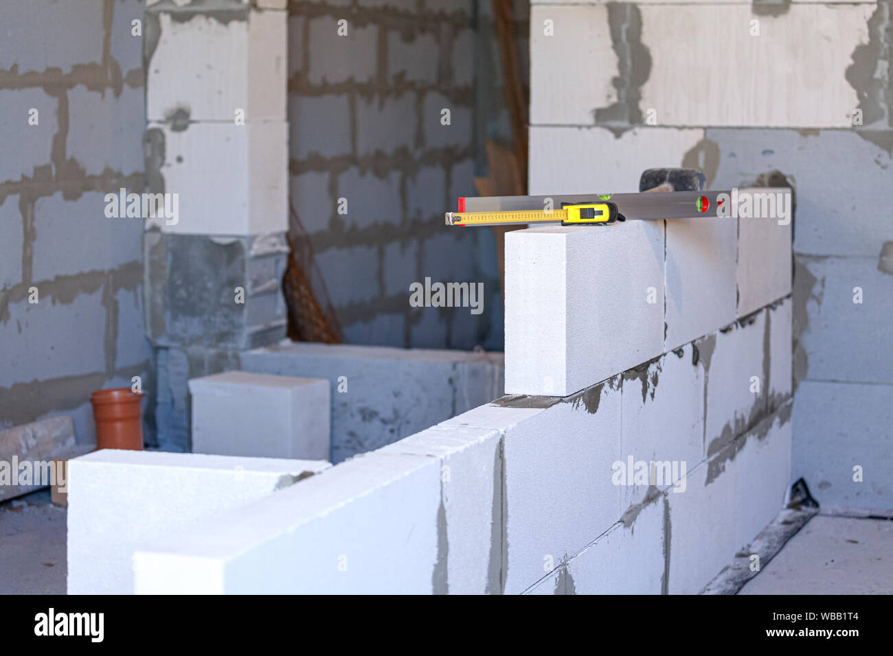 Outils de travail sur un nouveau mur. La construction d'un concept de honte Banque D'Images