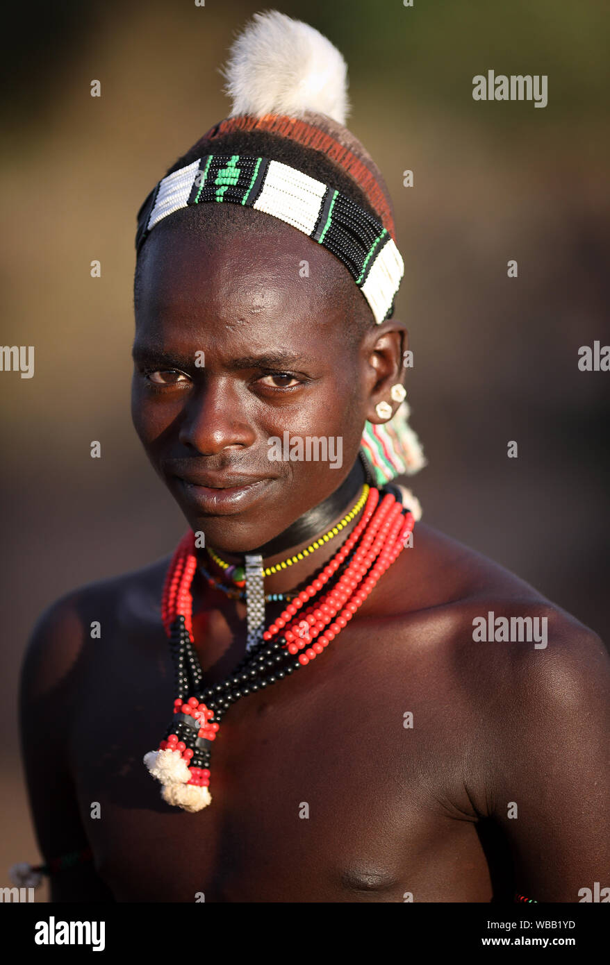 Hamer warrior en basse vallée de l'Omo, en Ethiopie. Un programme de réinstallation en cours menace les tribus dans le sud de l'Ethiopie Banque D'Images