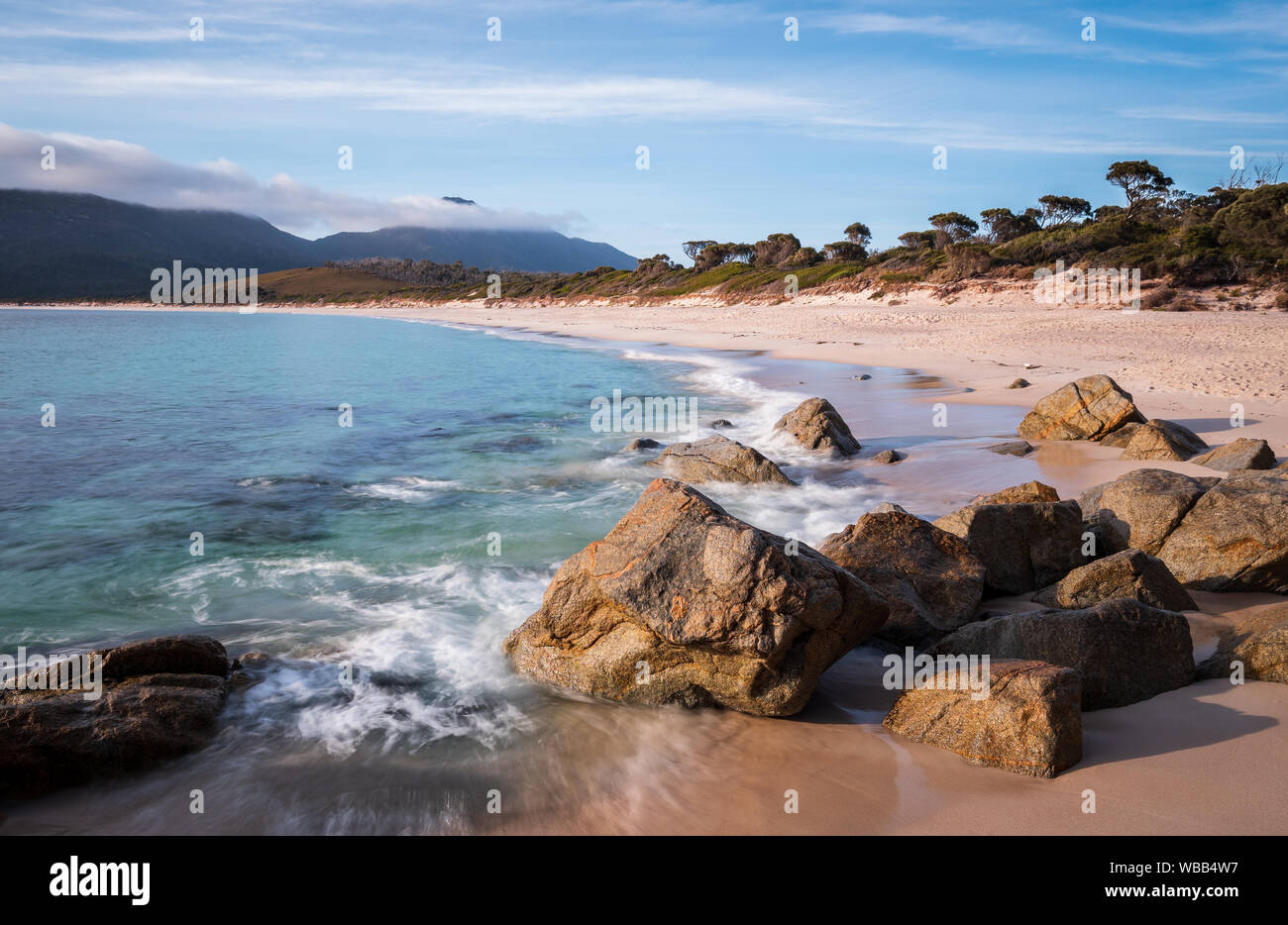 Matin ensoleillé à la plage de la baie de Wineglass, Tasmanie, Australie l'eau vive Banque D'Images