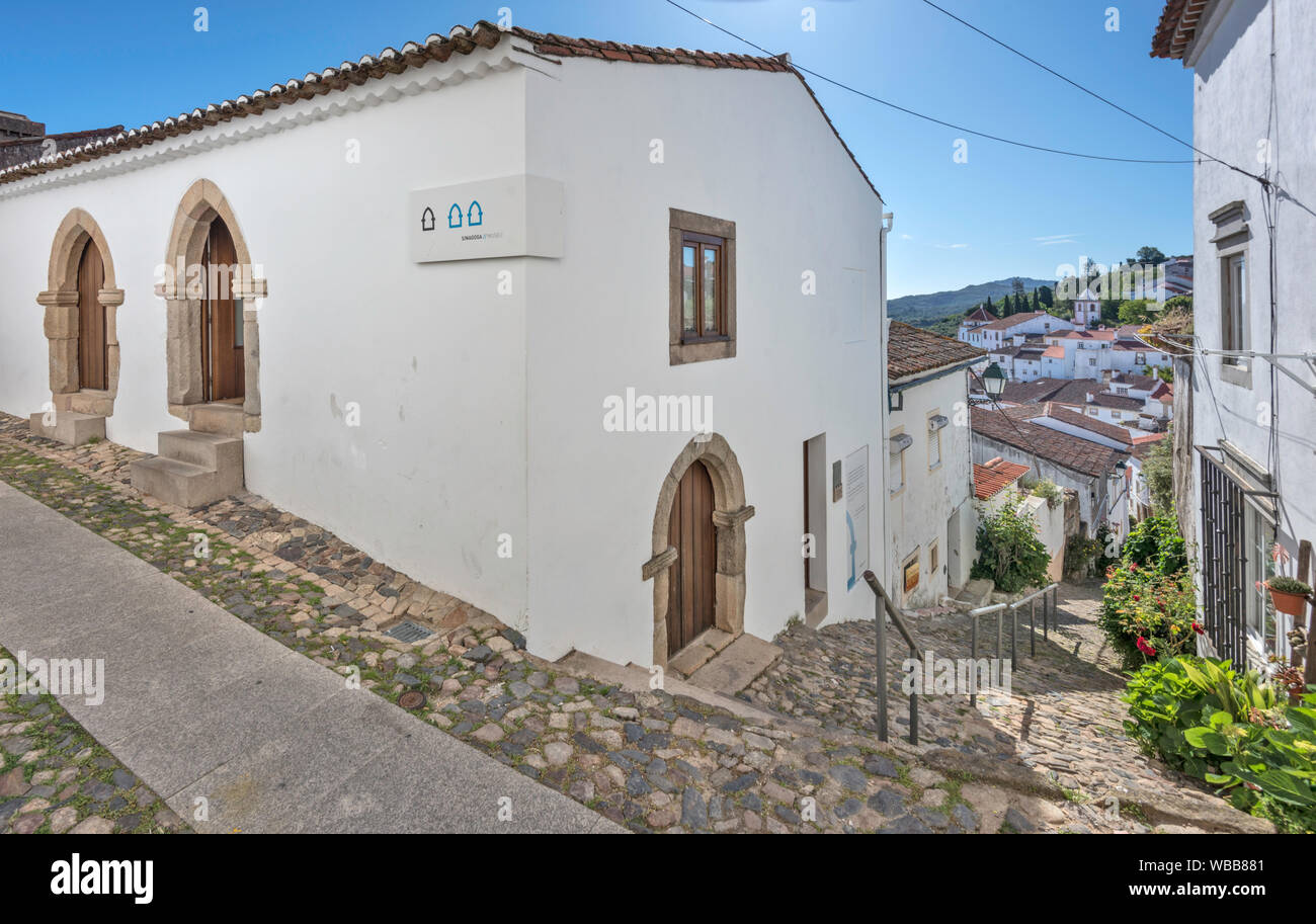 Sinagoga au coin de la Rua da le Judiaria et Rua da Fonte, le quartier juif, dans la ville de Castelo de Vide, district de Portalegre, Alto Alentejo, Portugal Banque D'Images