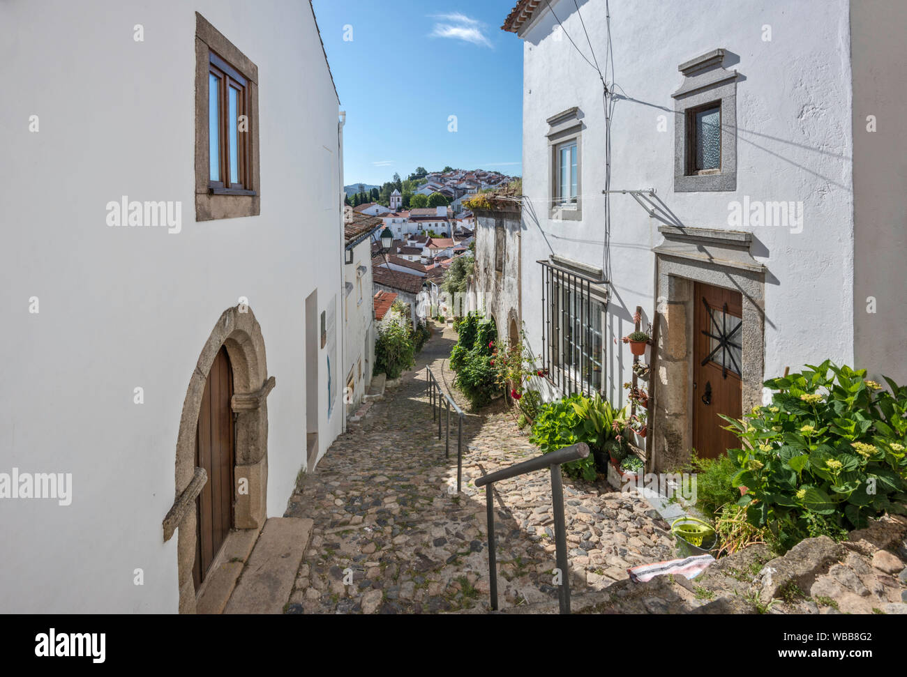 Rua da Fonte, Sinagoga à gauche, le quartier juif, dans la ville de Castelo de Vide, district de Portalegre, Alto Alentejo, Portugal Banque D'Images