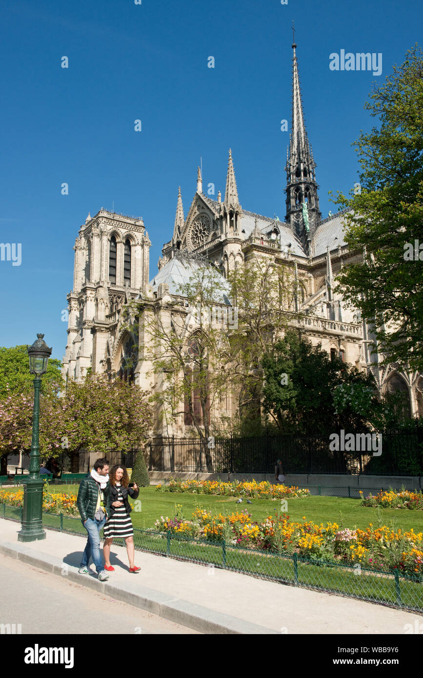 Couple en train de marcher le long nexct à la Cathédrale Notre-Dame, Paris, France Banque D'Images