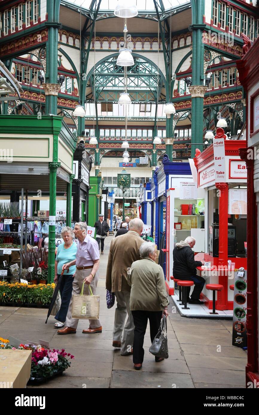 LEEDS, UK - 12 juillet 2016 : personnes visitent Leeds Kirkgate Market au Royaume-Uni. Il y a 800 stands dans le marché. Il est visité par 100 000 clients chaque semaine. Banque D'Images