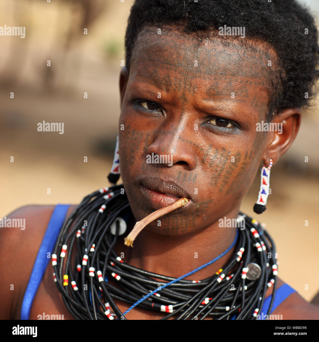 Belle femme Fulani avec tatouage de visage près de Cove, Bénin Banque D'Images