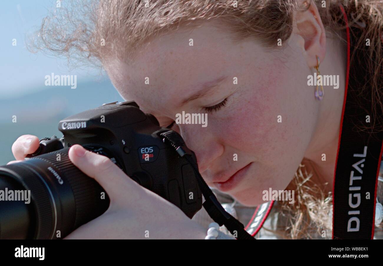 Les jeunes Canon EOS Rebel Banque D'Images
