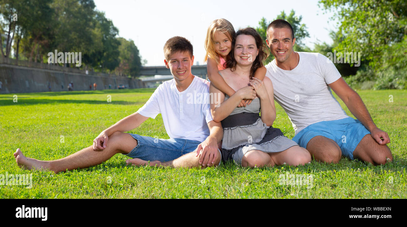 Portrait de famille gaie de quatre personnes dans le parc Banque D'Images