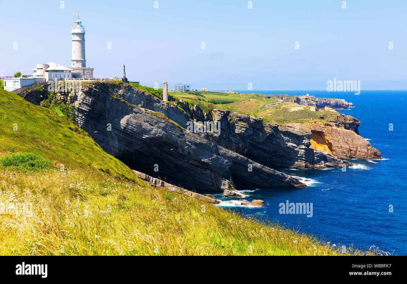 Vue panoramique de rocky côte Atlantique de maire avec phare en journée ensoleillée, Santander, Espagne Banque D'Images