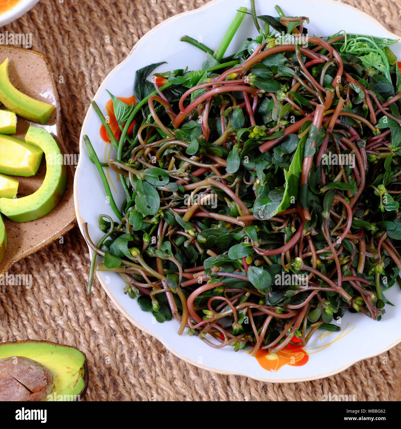 Vue supérieure de la cuisine maison sur fond de toile, le pourpier bouilli vegan sain pour repas simple mais sain de vegan Banque D'Images