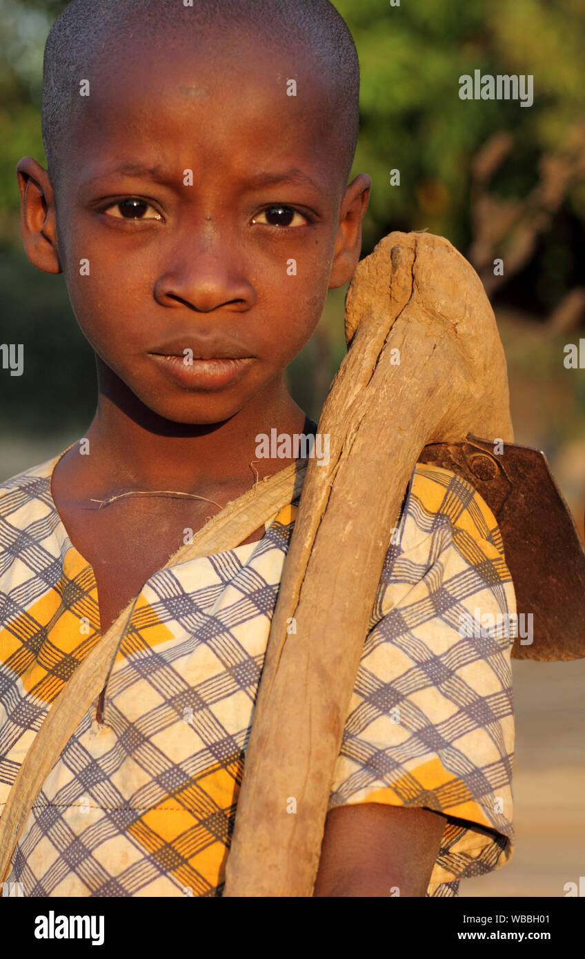 Un garçon à une cérémonie Egungun à Cove, Bénin Banque D'Images