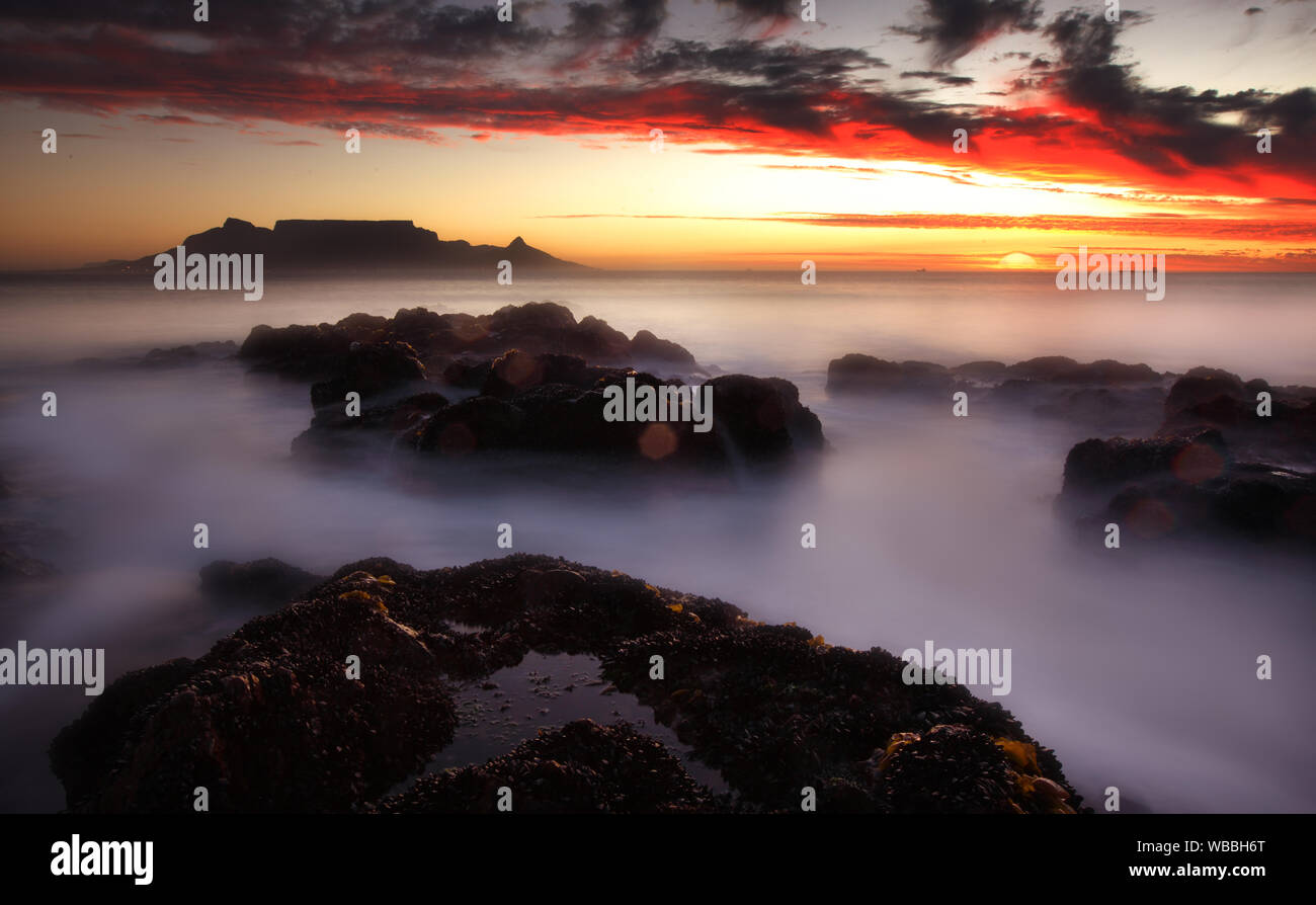 La montagne de la table avec les nuages, Le Cap, Afrique du Sud Banque D'Images