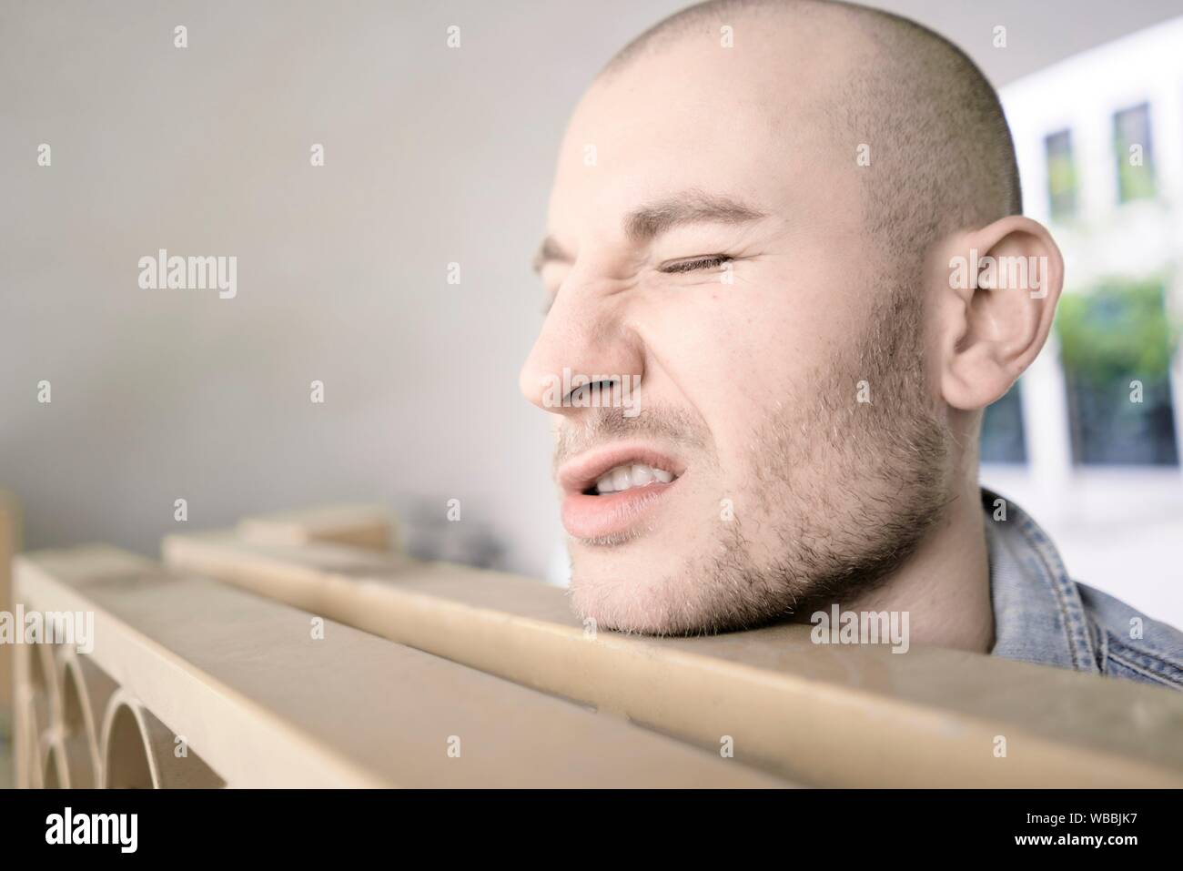 Homme chauve qui fait un clin d