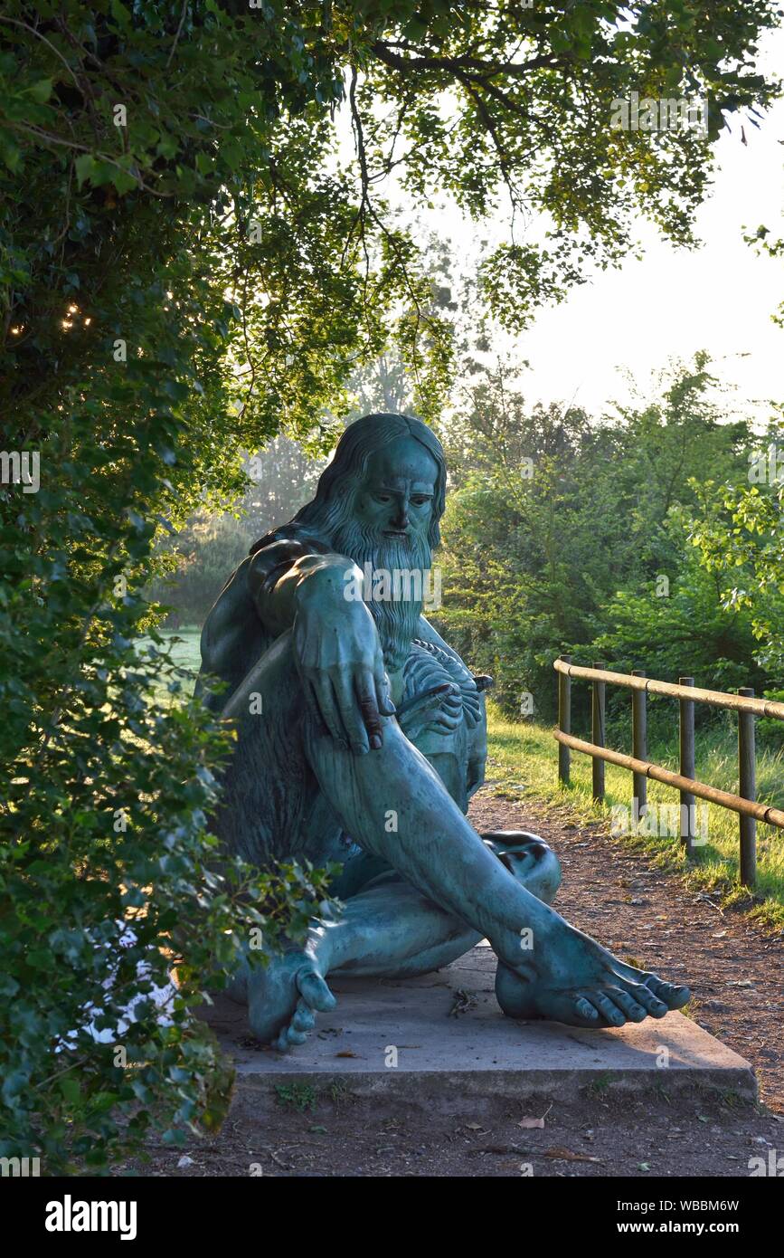 Sculpture représentant Léonard de Vinci dans l'ancien dieu par le sculpteur italien Amleto Sculpture représentant Léonard de Vinci dans l'ancien dieu par le sculpteur italien Amleto