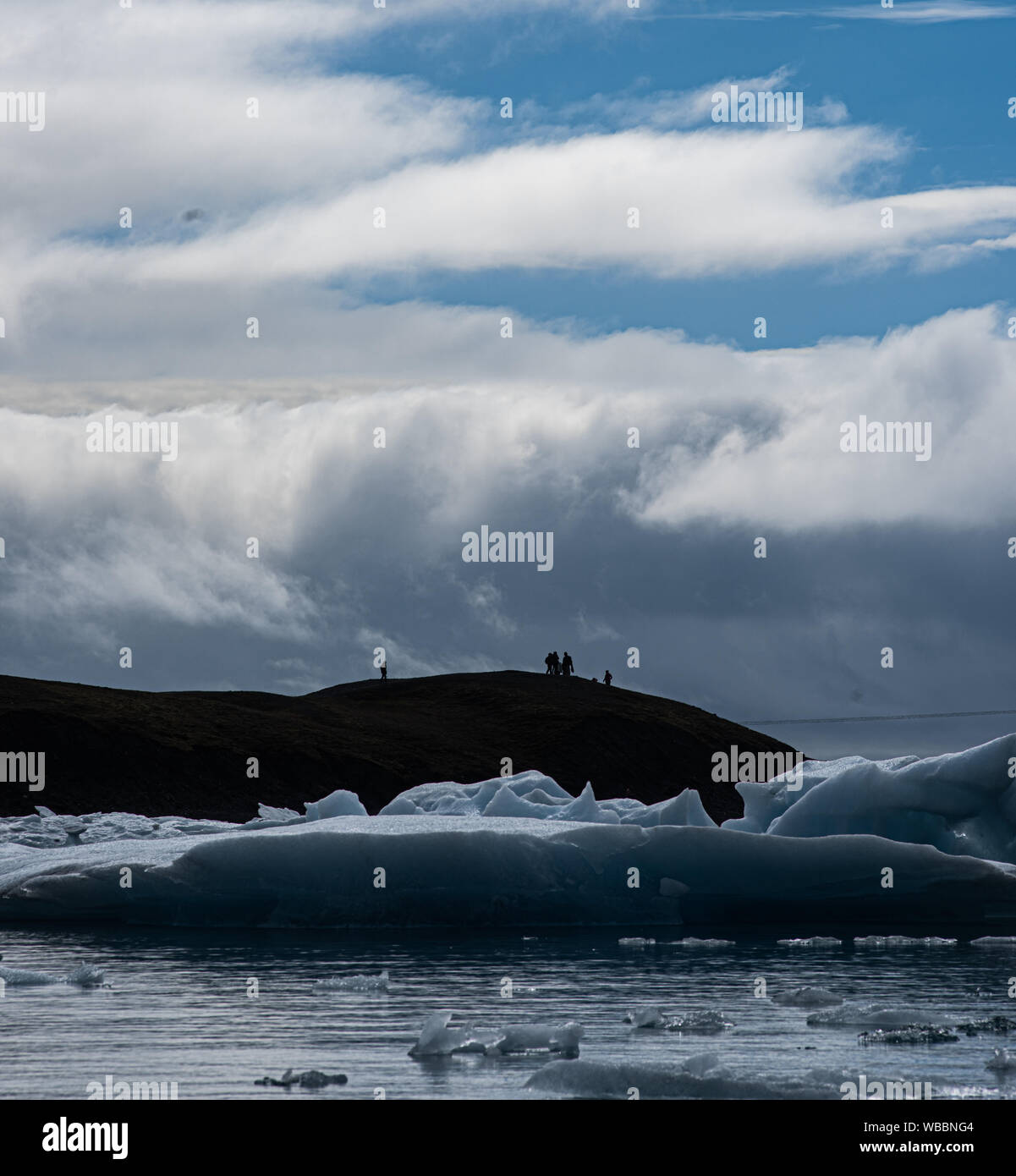 Panorama du lac Jökulsárlón avec ses blocs de glace flottant sur l'eau, de l'Islande Banque D'Images
