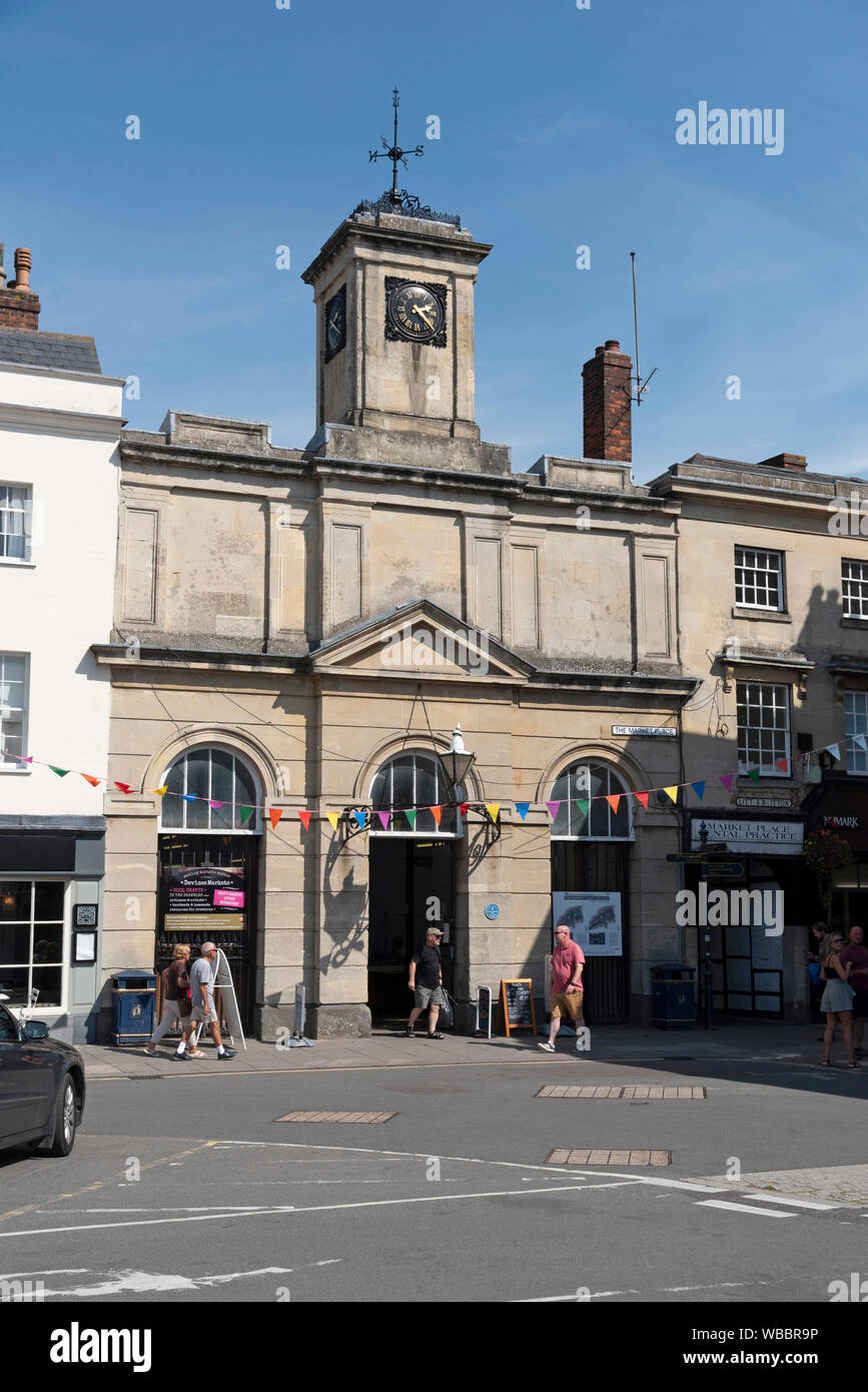 Devizes, Wiltshire, Angleterre, Royaume-Uni. Août 2019. Entrée du marché couvert sur la Place du marché de cette vieille ville de marché anglais Banque D'Images