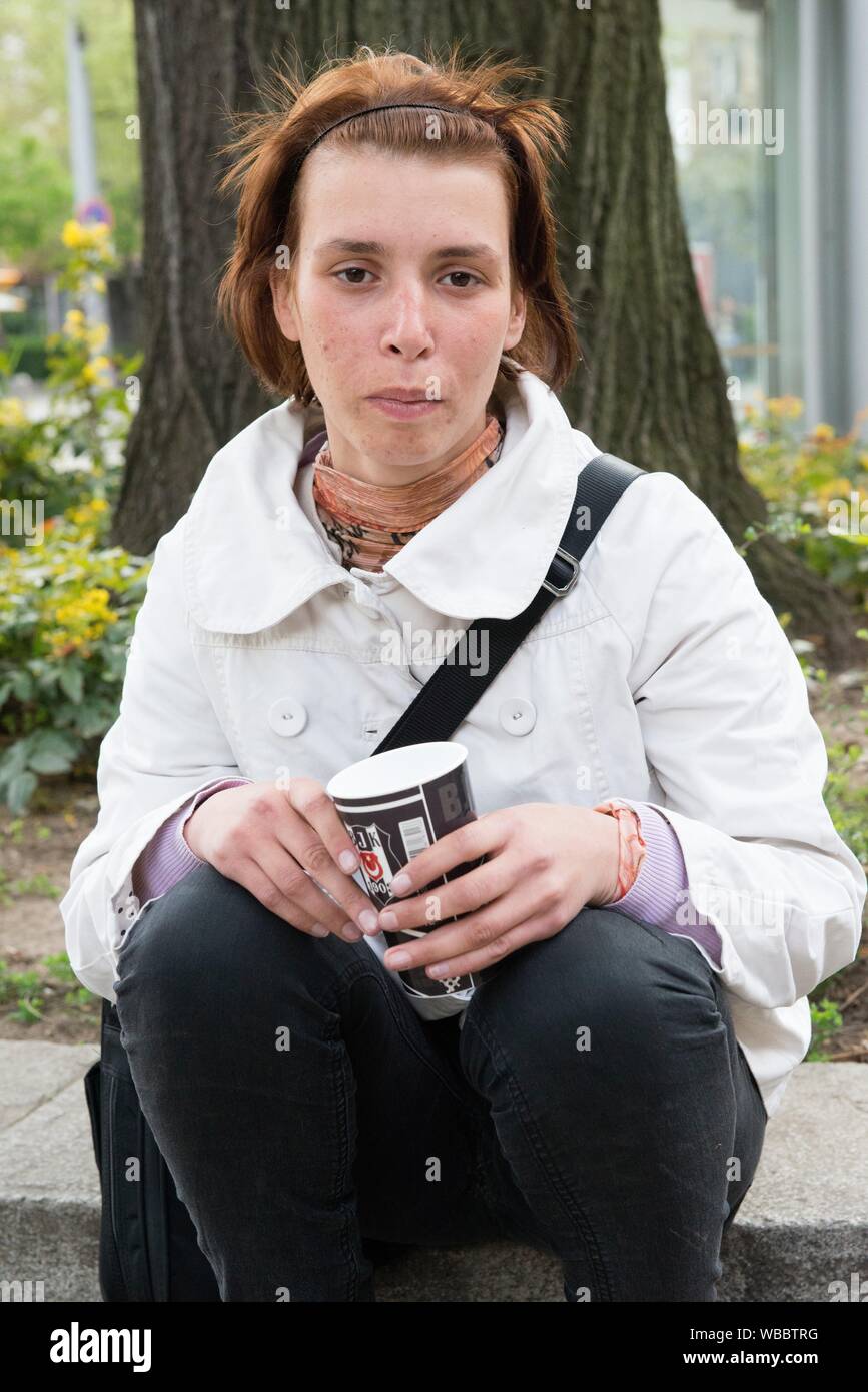 Sofia, Bulgarie. appauvries, les jeunes Roms adultes femme mendiant pour de  l'argent dans les rues de la capitale bulgare, à l'aide d'une boîte, le  café jetables Photo Stock - Alamy