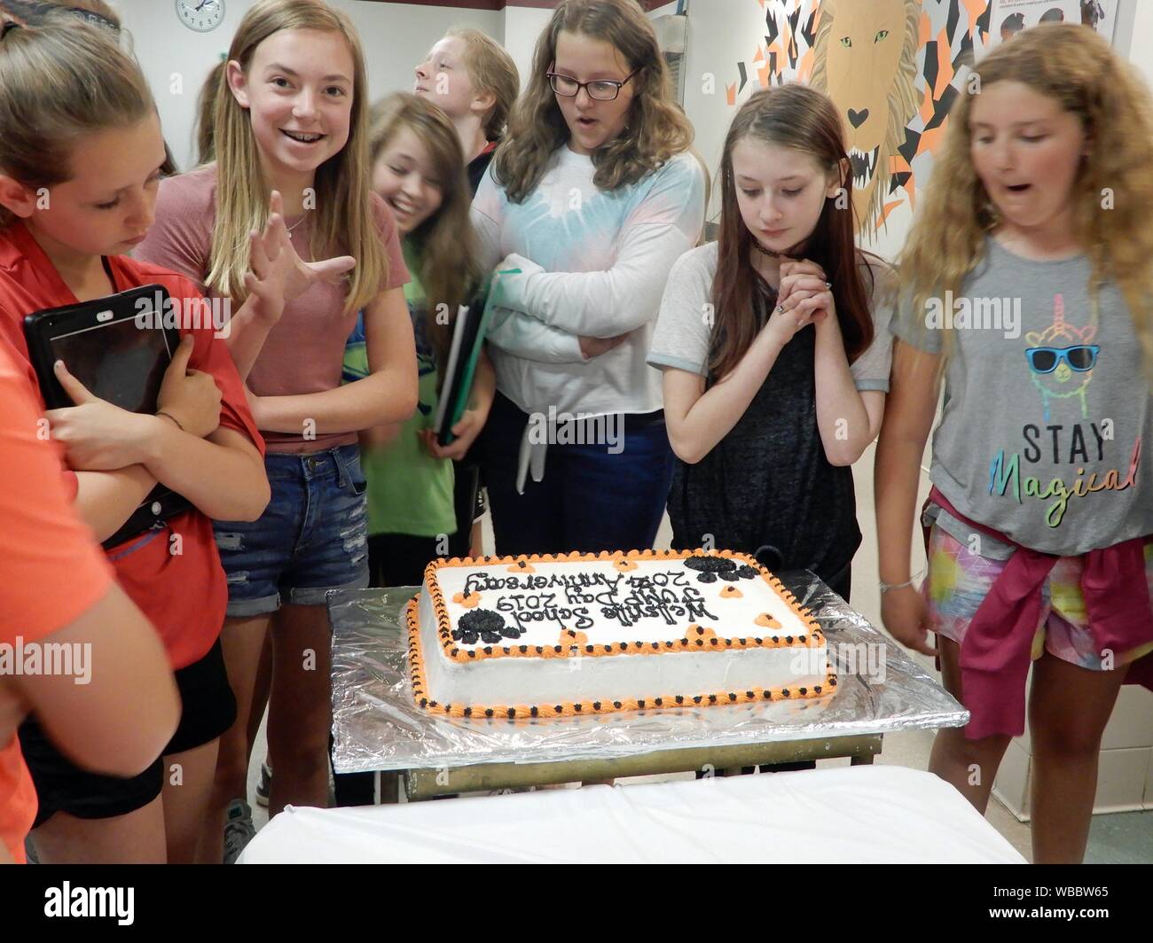 Les Filles De L Ecole Intermediaire Reagir A Gateau De Celebration Wellsville New York Usa Photo Stock Alamy