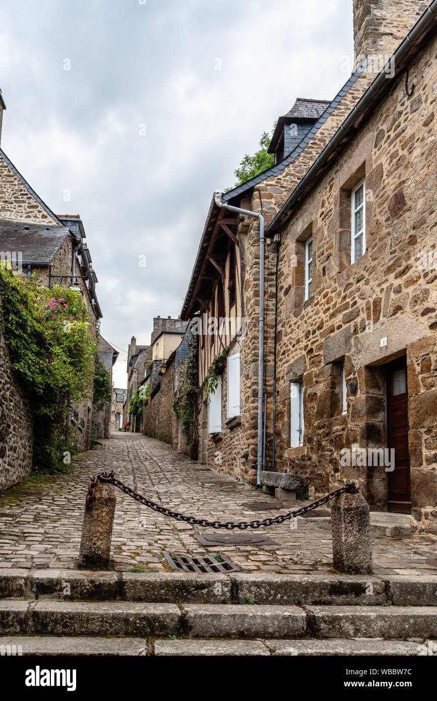 dinan-france-26-juillet-2018-vieille-rue-pav-e-avec-des-maisons