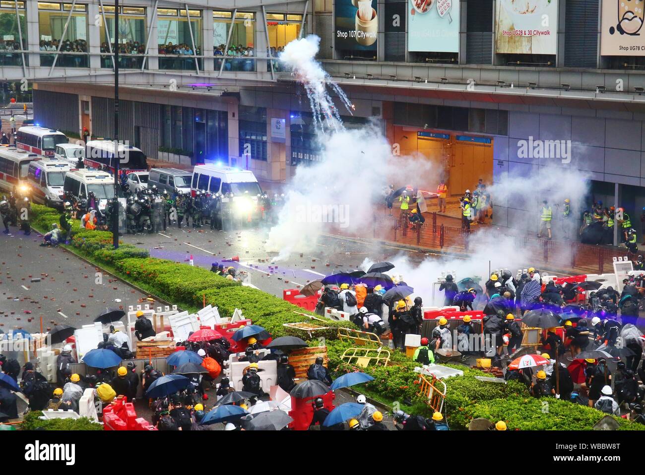 Hong Kong, Chine. Août 25, 2019. Une manifestation pacifique tourne à la violence avec plusieurs affrontements entre manifestants et policiers à Tsuen Wan. Gonzales : Crédit Photo/Alamy Live News Banque D'Images