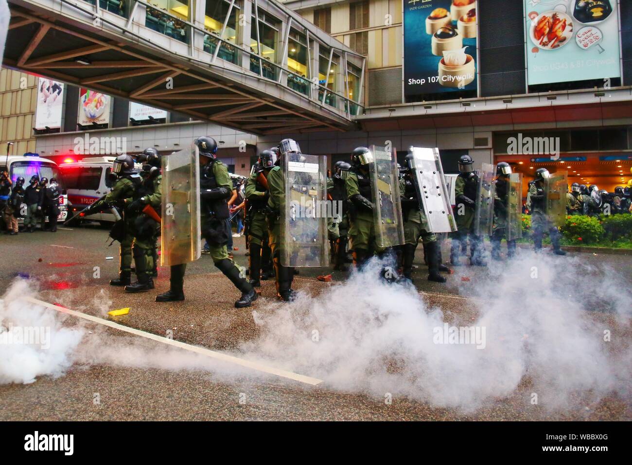 Hong Kong, Chine. Août 25, 2019. Une manifestation pacifique tourne à la violence avec plusieurs affrontements entre manifestants et policiers à Tsuen Wan. Gonzales : Crédit Photo/Alamy Live News Banque D'Images