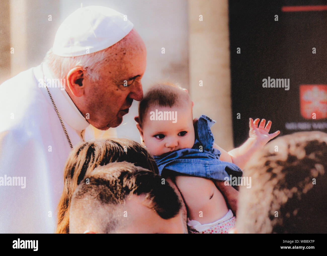 Le pape François embrasse un enfant Banque D'Images