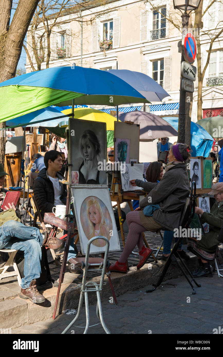 Les artistes de rue dans l'état occupé carré de la Place du Tertre. Quartier de Montmartre à Paris, France Banque D'Images
