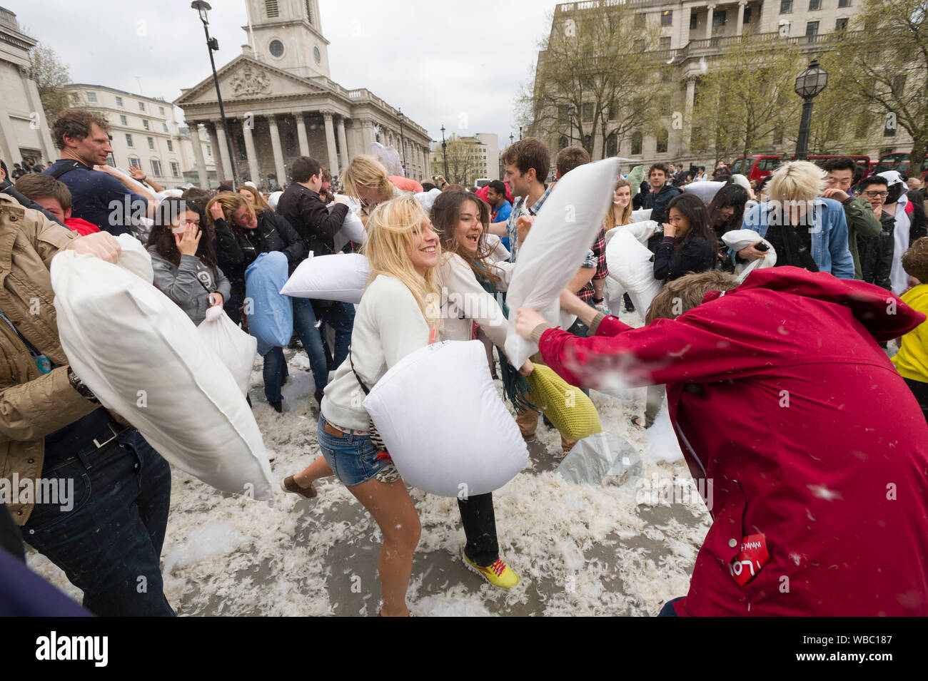 Les personnes qui prennent part à la Journée internationale de lutte, oreillers, Trafalgar Square, Londres, Grande-Bretagne. Il se passe des combats d'oreillers différents dans toute la ville Banque D'Images