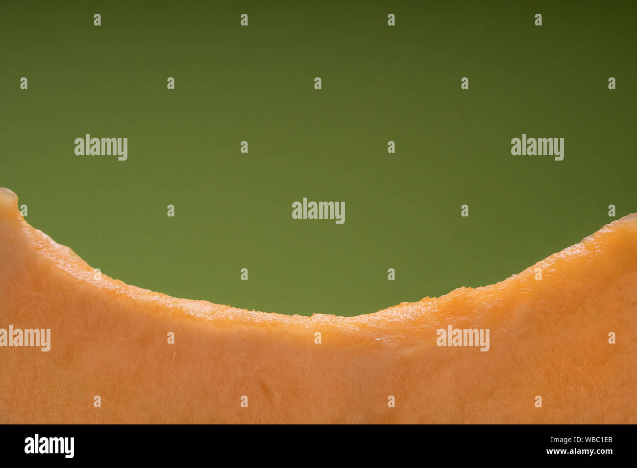 Couper le melon, un produit sain plein de vitamines. La publicité pour