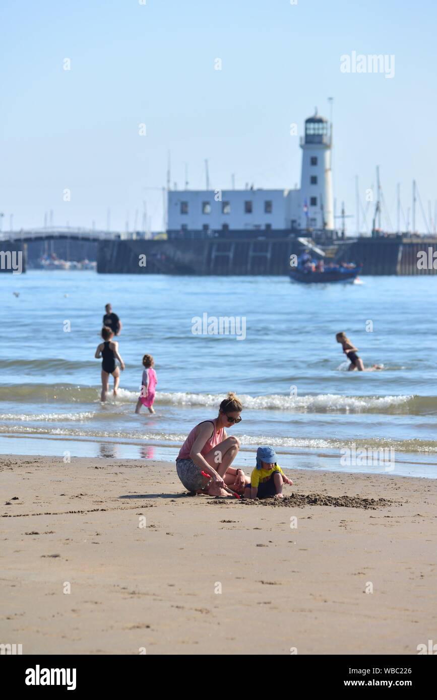 South Bay Beach. Scarborough, North Yorkshire, Royaume-Uni, 26th août 2019, Météo : chaud et ensoleillé août jour férié lundi matin. Les familles affluent sur le front de mer pour s'amuser au soleil dans cette ville traditionnelle de bord de mer anglais sur la côte nord-est. Banque D'Images