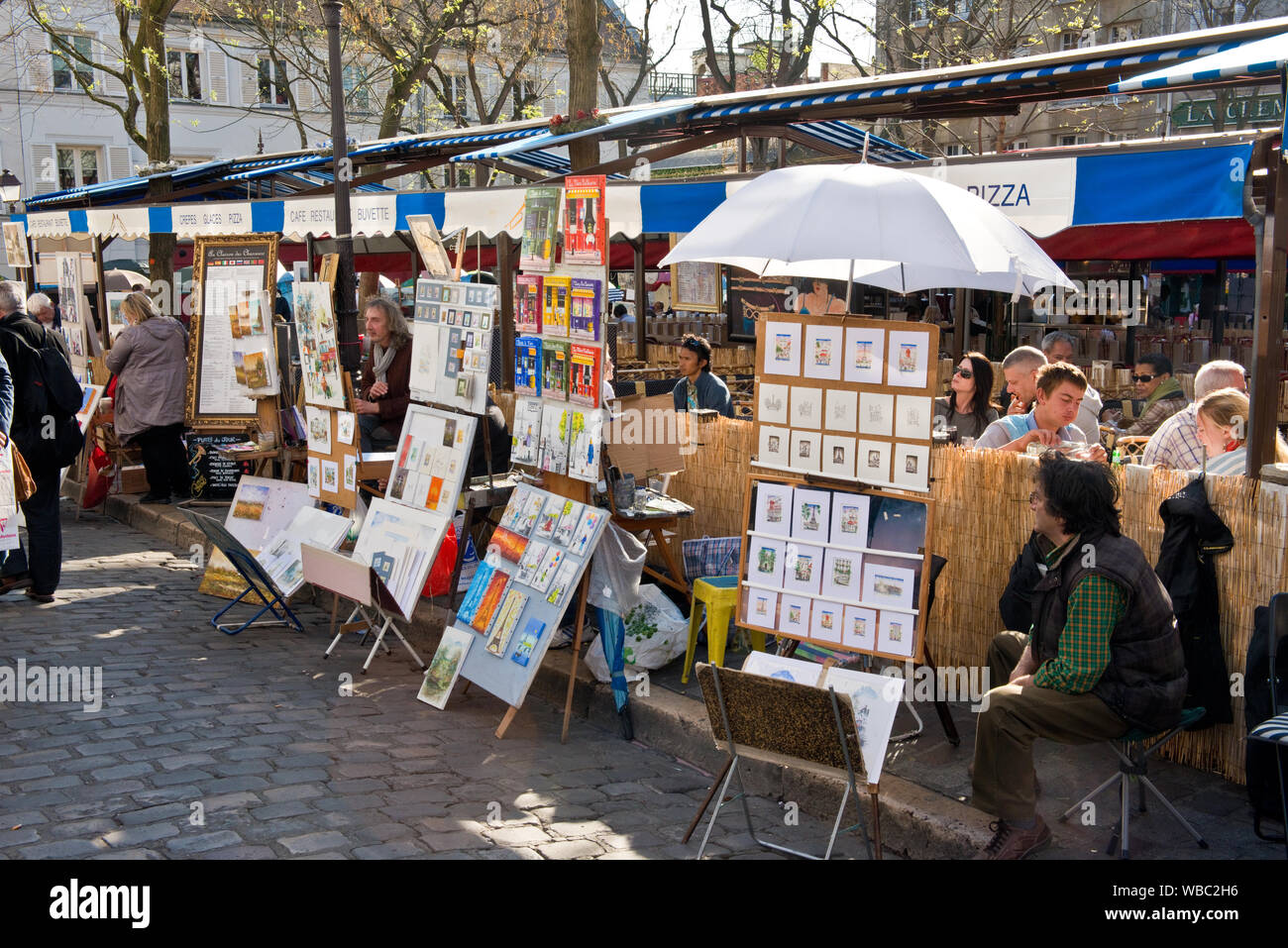 Les artistes de rue dans l'état occupé carré de la Place du Tertre. Quartier de Montmartre Paris, France Banque D'Images