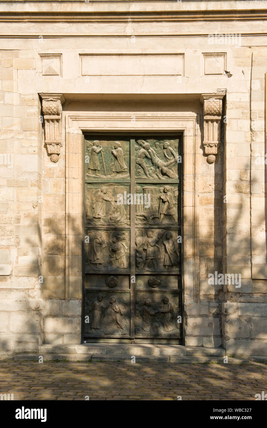 Des portes de bronze de l'église Saint-Pierre de Montmartre. Avec des scènes de l'âge romain. Montmartre, Paris, France Banque D'Images