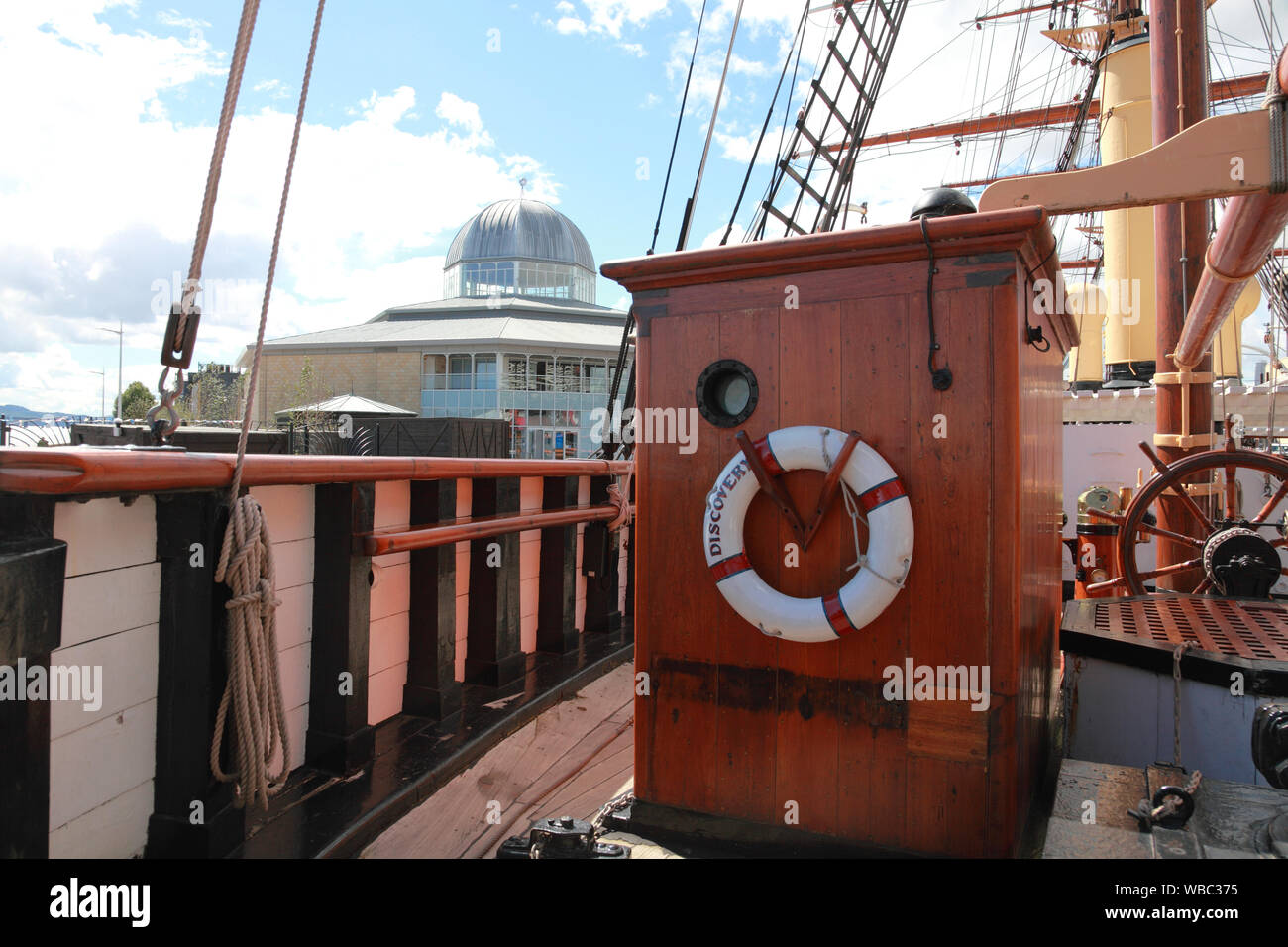 Un point de vue de Scott's "navire RRS Discovery" vers le Discovery Point Musée sur le waterfront de Dundee, au nord-est de l'Ecosse Banque D'Images