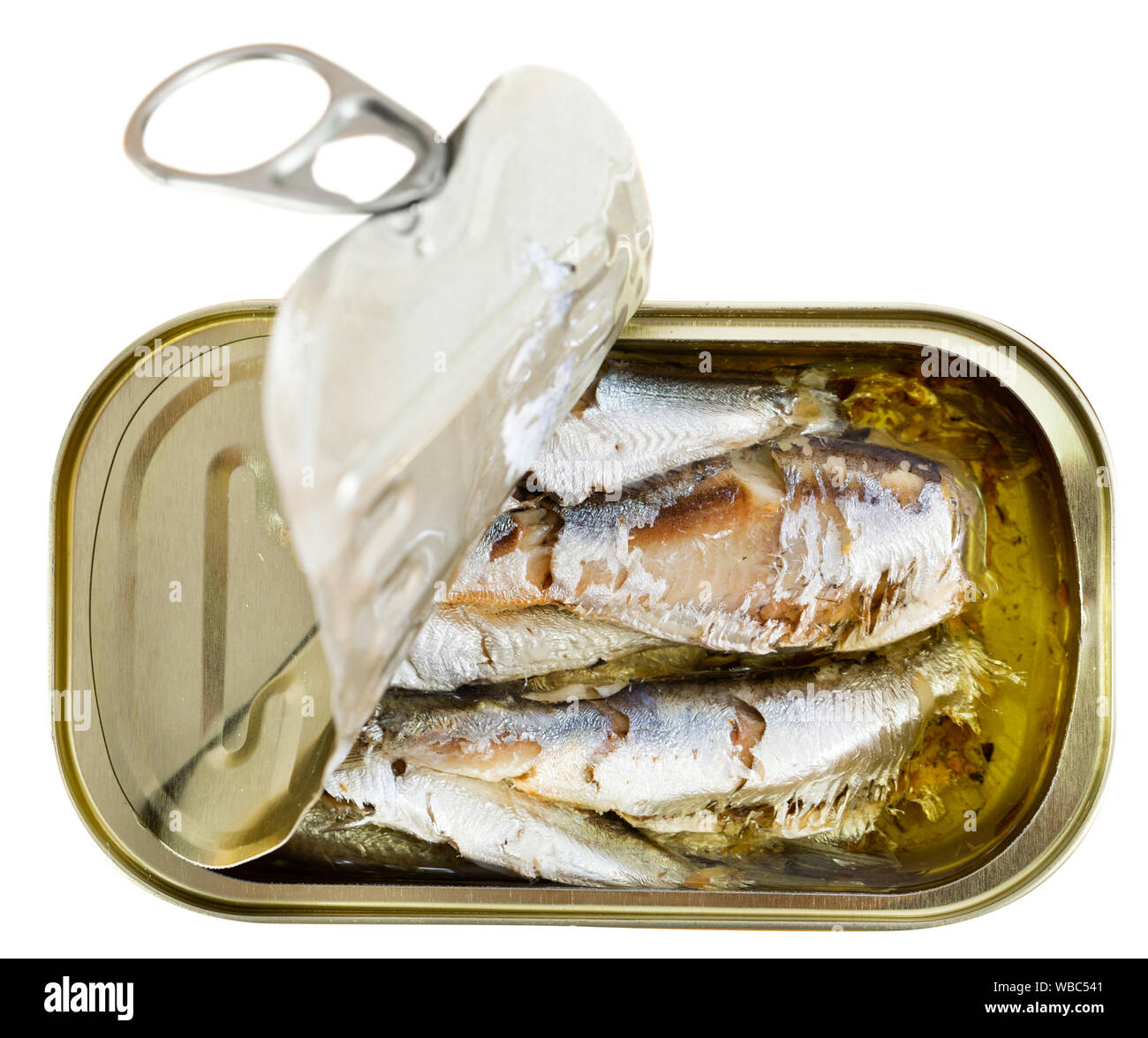 Boîte de conserve ouverte des anchois, sardines à l'huile de la marinade.  Plus isolé sur fond blanc Photo Stock - Alamy