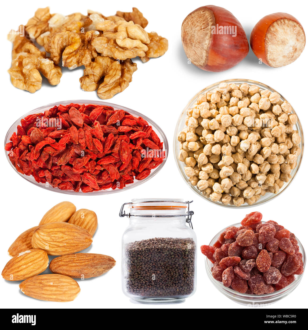 Photo de plaques de verre avec et des produits en vrac secs isolé sur fond blanc Banque D'Images